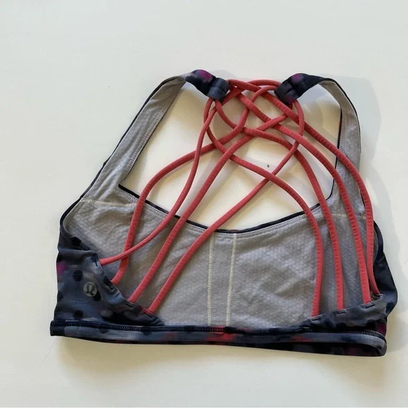 LuluLemon Free to be Wild | size 4 - Picture 3 of 4